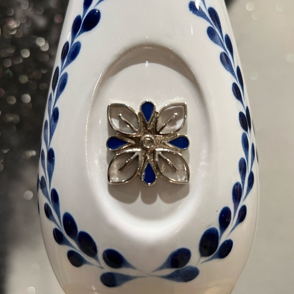 🚨⚠️ SALE! ⬇️ BELOW ⬇️ Clase Azul 750 ml Tequila Bottle - Picture 6 of 8